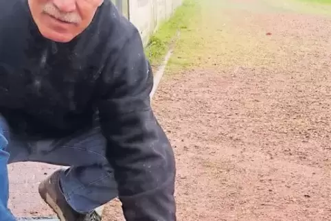 Der SGW-Vorsitzende Dieter König zeigt die durchtrennte Zuleitung der Sprinkleranlage, wegen der die SGW und der Landkreis Südwe
