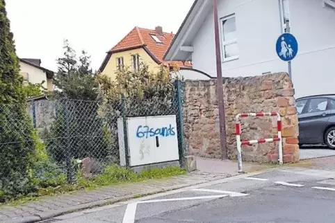 Mit blauer Farbe beschmierter Stromkasten in Kirchheim.