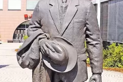 So soll Johann Christian Eberle ausgesehen haben. Die Statue steht auf einem nach ihm benannten Platz in Meißen. Unten: die Insc