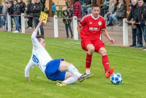 Der Neupotzer Marc Hoffmann (links) versucht vor Michael Argus vom FSV Steinweiler an den Ball zu kommen. Foto: van