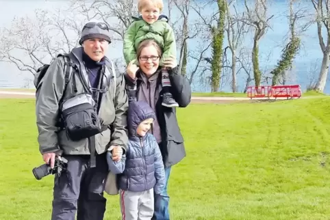Hochzeitsfoto vor Loch Ness: Corinna Krause und ihr englischer Mann Paul mit den Söhnen Jack (Mitte) und Johan (auf den Schulter