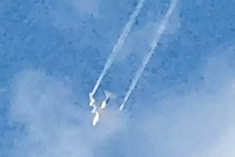 Hier lässt gerade ein Lufthansa-Jumbo über Neustadt Kerosin ab. Zu erkennen ist das an den beiden weißen Streifen, die von den T