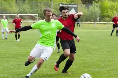 Kampf um den Ball: Fabian Blanz vom FC Queidersbach (links) gegen Adrian Shala (TSG Kaiserslautern ). Foto: VIEW