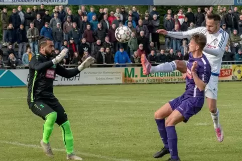 Beihnahe das 2:0 des Herxheimers Kadir Seker. Der Ball ging über das Tor von Yalcin Kadir. In der Mitte Peter Hildebrandt. Foto: