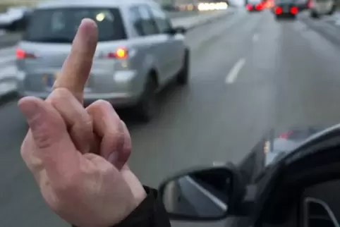 Der Mann soll der Frau beim Überholen den Stinkefinger gezeigt haben.  Foto: dpa