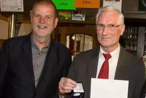 Ausgezeichnet: Rolf-Dieter Suffel (rechts) mit der Willy-Brandt-Medaille. Überreicht hat sie SPD-Landtagsabgeordneter Jochen-Har