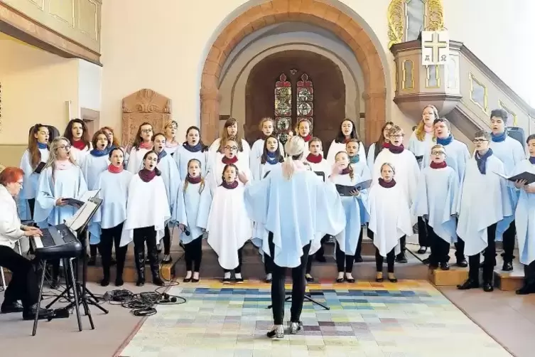 Der Kinderchor der Musikschule Bohuslav Martinu im tschechischen Havirov überzeugte in der Kirchheimbolander Peterskirche in all