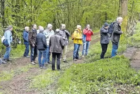 Am Sonntagmorgen wanderten die Krähenberger zur Fundstelle des Meteoriten im Tal.