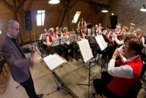 Lyrisch, swingend, rockig: Der Musikverein unter der Leitung von Jan Epp gab in der Zehntscheune ein abwechslungsreiches Konzert