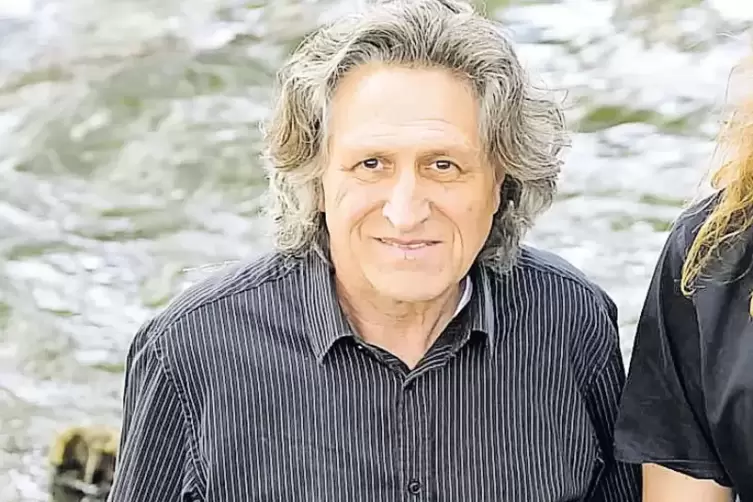 Der Zweibrücker Otmar Klein, Bassist und Mitgründer und Leiter der 2nd Bridge Blues Band (Foto von 2015), starb im Mai 2018.