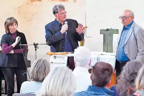Premiere in der Alten Winzinger Kirche: Martina Gemmar und Manfred Letzelter (rechts) zusammen mit Moderator Michael Landgraf.