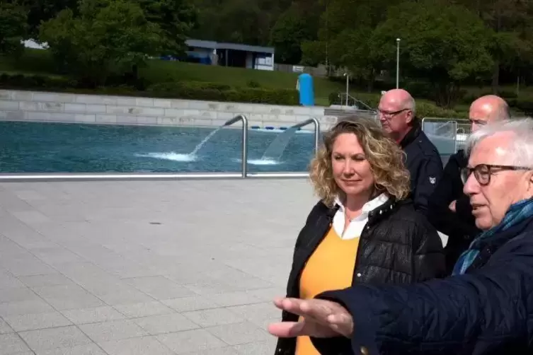 Bürgermeister Dietmar Kron zeigte Landrätin Bettina Dickes auch das Meisenheimer Freibad.  Foto: SAYER