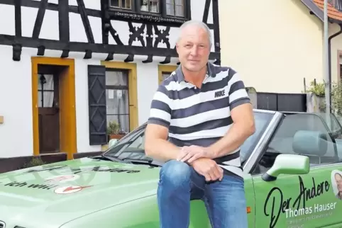 Vor dem Römerhaus in Altrip: Thomas Hauser mit seinem Markenzeichen – dem grünen Auto.