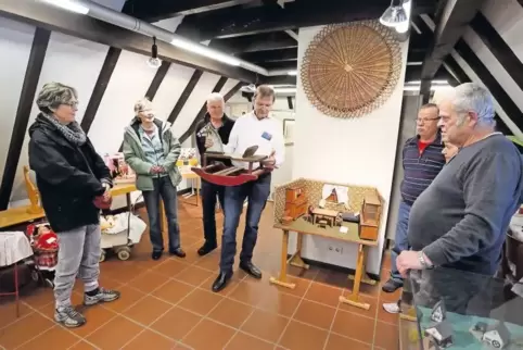 Heimatmuseum Schaidt, Museum Thomas Kirschenmann erklärt früheres Spielzeug.