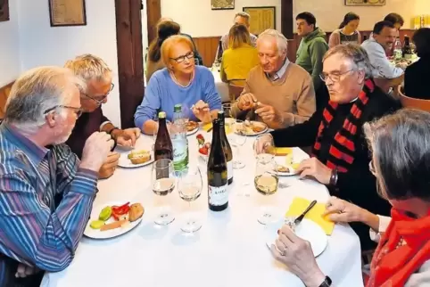 Gespräche über Gott und die Welt führten die Besucher von „Theovino“ im Deidesheimer Weingut Kimich.