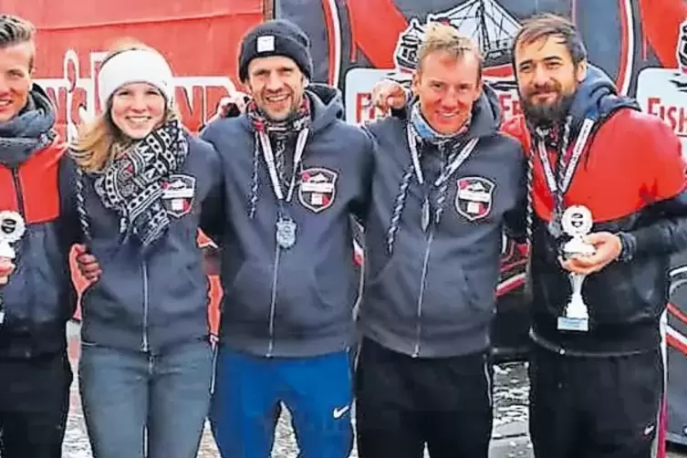 Nach der Siegerehrung mit Pokalen: (von rechts) Fabian Trapp, Dominik Memmer, Tom Wittwer mit Freundin Francesca Klein und Patri
