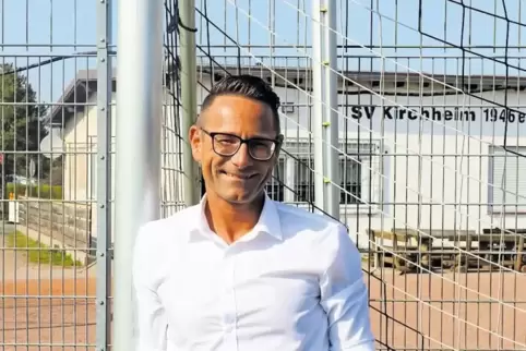 „Neue Gedanken auf den Weg bringen“: Kay Kronemayer vor dem Vereinsheim des SV Kirchheim.