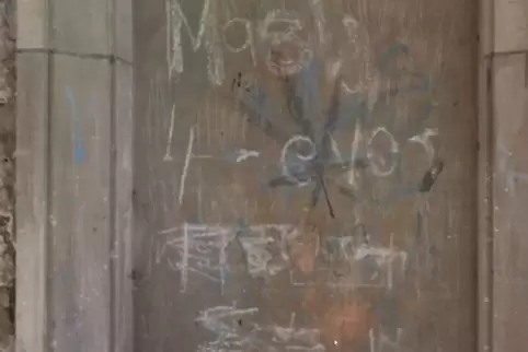 Auch eine Wand der Winnweilerer Herz-Jesu-Kirche haben die bislang unbekannten Vandalen verunstaltet. Foto: Polizei