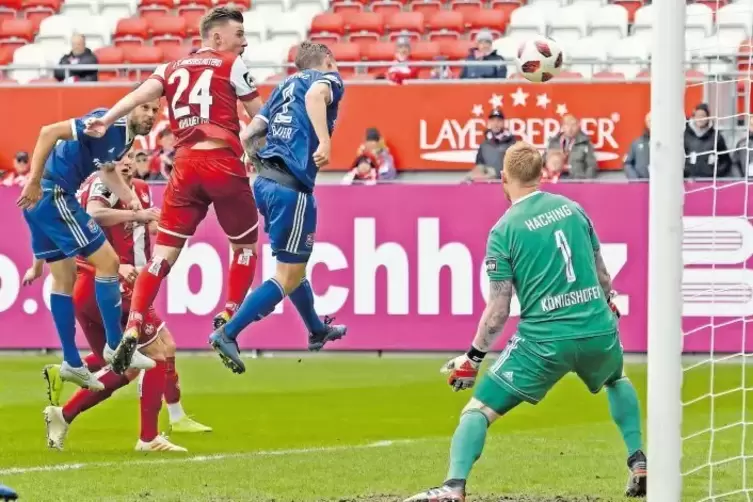 Christian Kühlwetter schraubt sich in die Luft und köpft den Ball zum 1:0 für den FCK ins Netz. Bild links: André Hainault freut