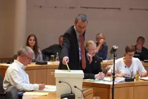 Debatten und Abstimmungen (hier Bürgermeister Maximilian Ingenthron, SPD, bei der Stimmabgabe) im Stadtrat live im Internet zu v