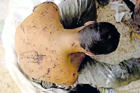 Gegen Folter und unmenschliche Behandlungen, wie hier die eines Gefangenen im Irak, kämpft Amnesty International.