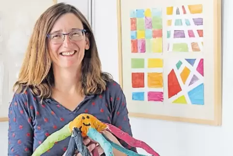 Jungendkunstschulleiterin Michaela Jäkel mit der bunten Kraken aus Pappmaché.