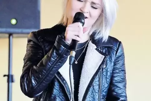 Stimme und Performance, auch das nötige Selbstbewusstsein, um eine Bühne rocken und das Publikum mitnehmen zu können, wird von e