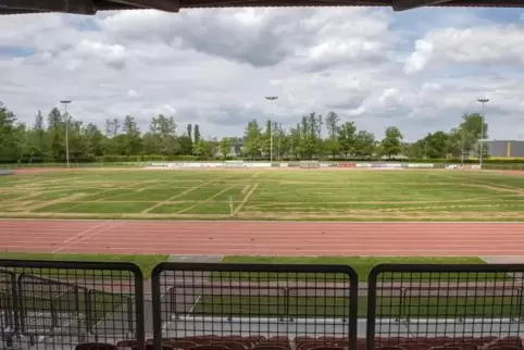 Der Blick von der Tribüne fällt auf ein Spielfeld, das nicht mehr bespielt werden kann.  Foto: Iversen 