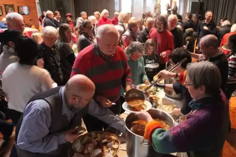 Das Haus am Westbahnhof soll nach wunsch seiner Erbauer ein Ort der Begegnung sein wie beidiesem &bdquo;internationalen Essen&ldquo; im Janu