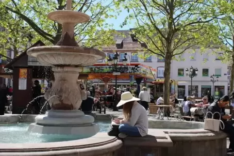 Blick auf den Marktplatz samt Brunnen im Zentrum von Haguenau.  Foto: Office du Tourisme