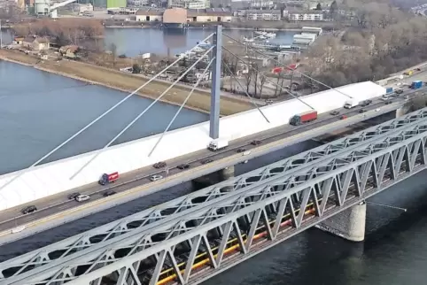 Eine Seite der Brücke wird unter dem Zeltdach saniert, auf der anderen drängelt sich in Stoßzeiten der Verkehr in beide Richtung