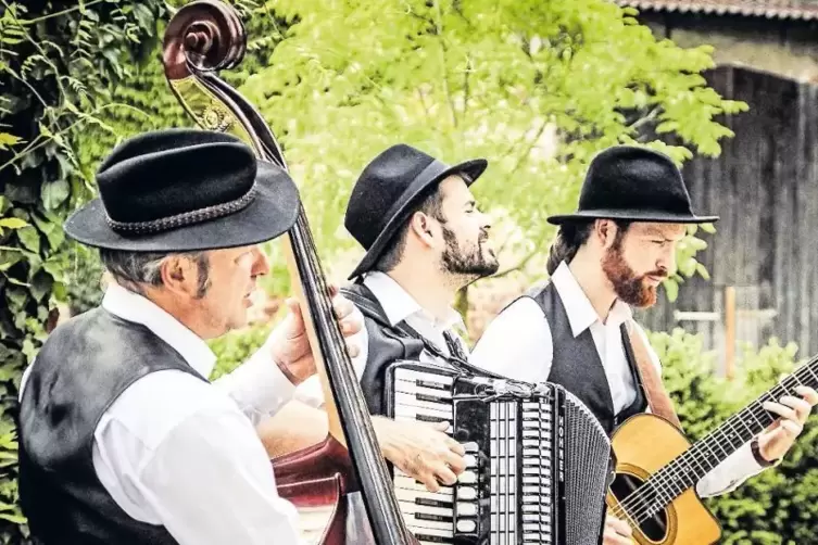 Das Django Mobil untermalt das Hoffest musikalisch.