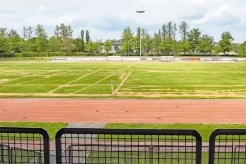 Der Blick von der Tribüne fällt auf ein Spielfeld, das nicht mehr bespielt werden kann.