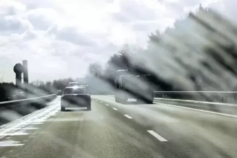 Eine schmutzige Scheibe und die tief stehende Sonne beeinträchtigen die Sicht beim Autofahren.