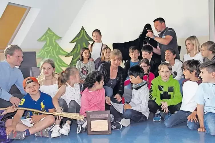 Felicitas Geipel (vorne, Mitte) vom Jungen Staatsmusical aus Wiesbaden unterstützt die Kinder der Pestalozzi-Grundschule bei den