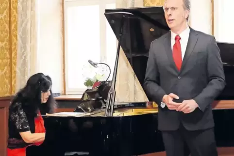 Vorletzter Kontrapunkt in dieser Saison im Historischen Ratssaal: Falko Hönisch singt, Birgitta Lutz spielt Klavier.