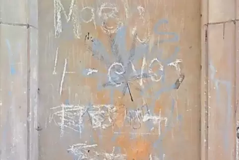 Auch eine Wand der Winnweilerer Herz-Jesu-Kirche haben die bislang unbekannten Vandalen verunstaltet.
