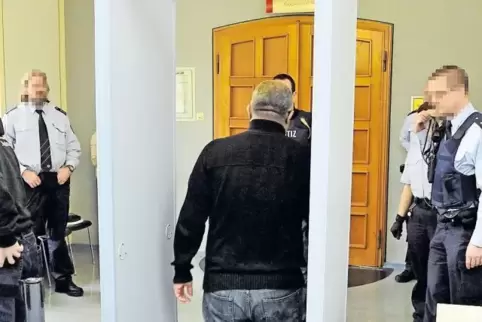 Unter ähnlich hohen Sicherheitsvorkehrungen wie hier findet der Prozess gegen die Eltern des schwer misshandelten Säuglings stat