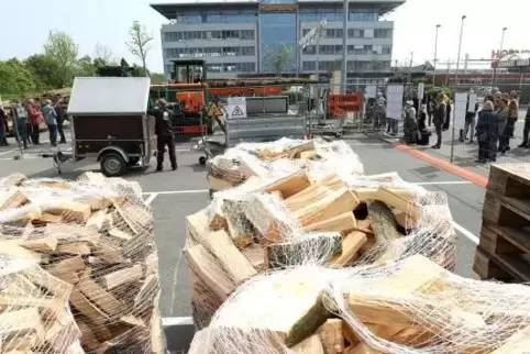 Noch den ganzen Mai können Kunden vor dem Hornbach-Markt in Bornheim Brennholz erstehen.  Foto: van