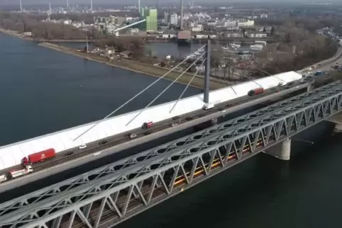 Der Polizei wurden Personen auf den Gleisen gemeldet. Deshalb wurde der Bahnverkehr unterbrochen.  Foto: VAN