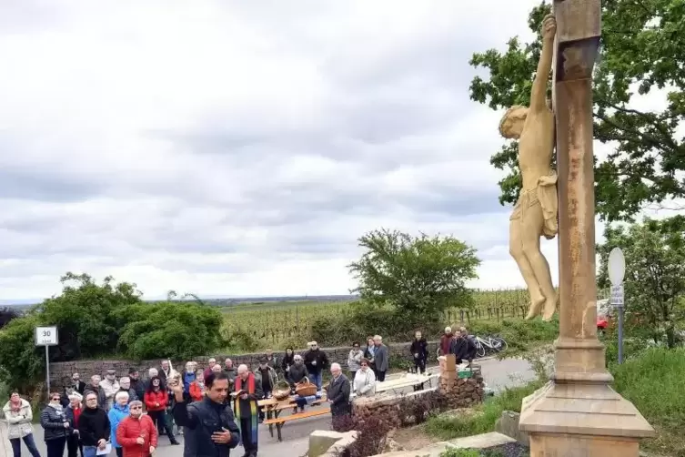 Das Kreuz an der Grenze zu Deidesheim ist 95 Jahre alt. Foto: Mehn
