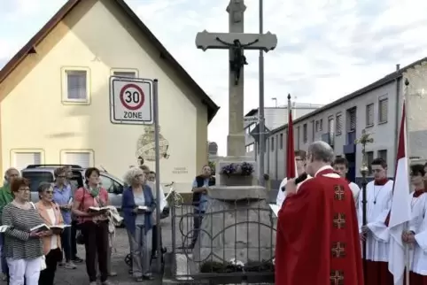 Wahrzeichen des Vororts: das Wegkreuz, hier fotografiert bei einer Prozession 2018. ARCHIVFoto: BOLTE
