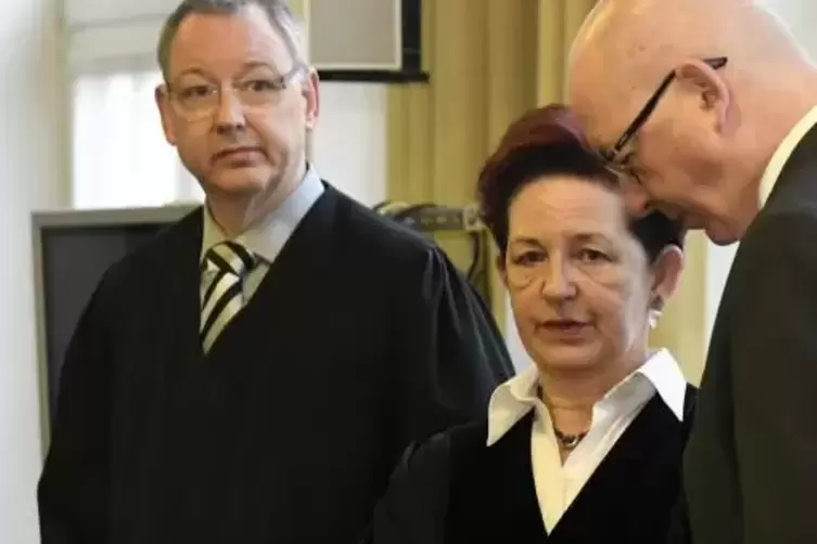 Fordern eine Verurteilung wegen Mordes: Oberstaatsanwältin Doris Brehmeier-Metz (Mitte) und Nebenklage-Vertreter Frank Peter (li