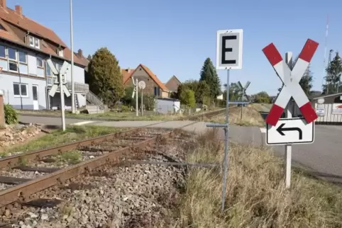 Eine alte Forderung der Gemeinde wird nun bald umgesetzt: Der unbeschrankte Bahnübergang in Sambach erhält eine Ampelanlage, die