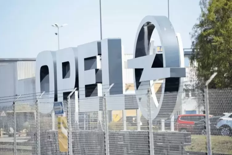 Die Halle im Hintergrund auf dem Opel-Betriebsgelände steht nach RHEINPFALZ-Informationen größtenteils leer. Fast 61.000 Quadrat