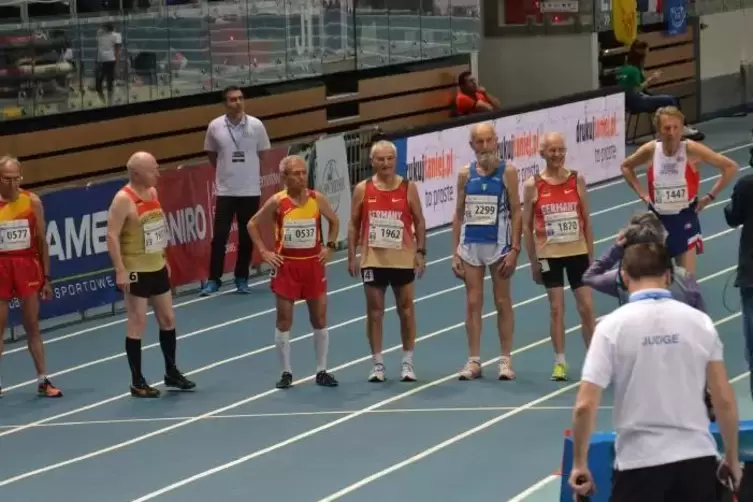 Beim Start sind alle noch ganz entspannt &ndash; auch Arnold Schroth (Vierter von links).  Foto: Schroth/frei