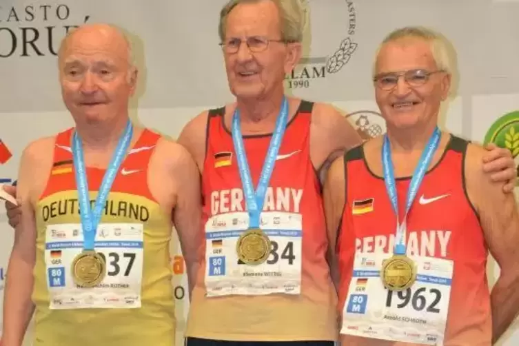 Arnold Schroth (rechts) mit der siegreichen deutschen Crosslauf-Mannschaft.  Foto: Schroth/frei