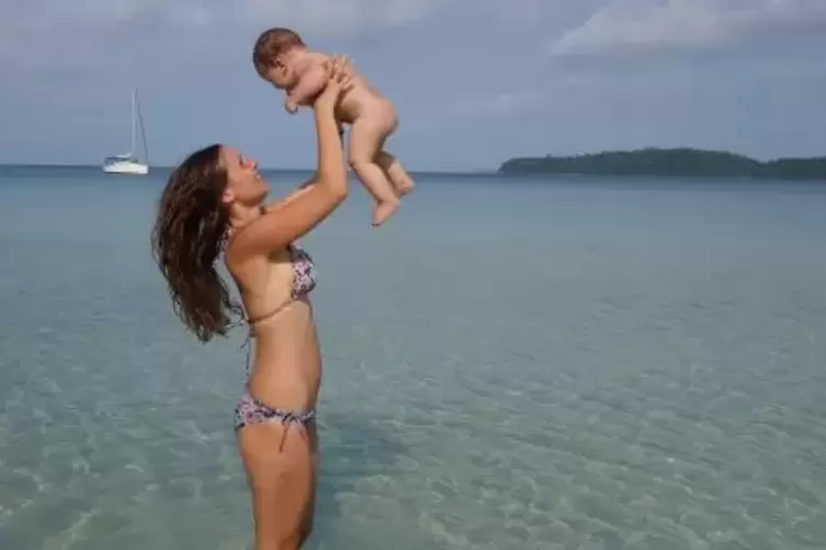 Auf Facebook, Instagram und Youtube berichtet die junge Familie &uuml;ber ihre Reisen. Hier Sandy mit Baby Liam. Foto: IM Filmagentur