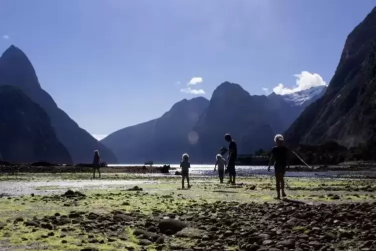 Familienleben, aber auch beeindruckende Landschaftsaufnahmen, die Fernweh wecken, zeigt der Film &bdquo;Zwei Familien auf Weltreise&ldquo;. 