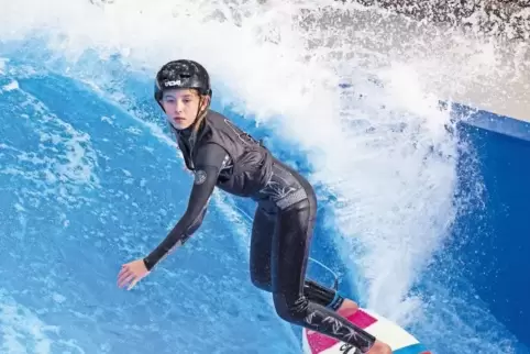 Fast alle zwei Wochen surft Celine Dornick in Taufkirchen.